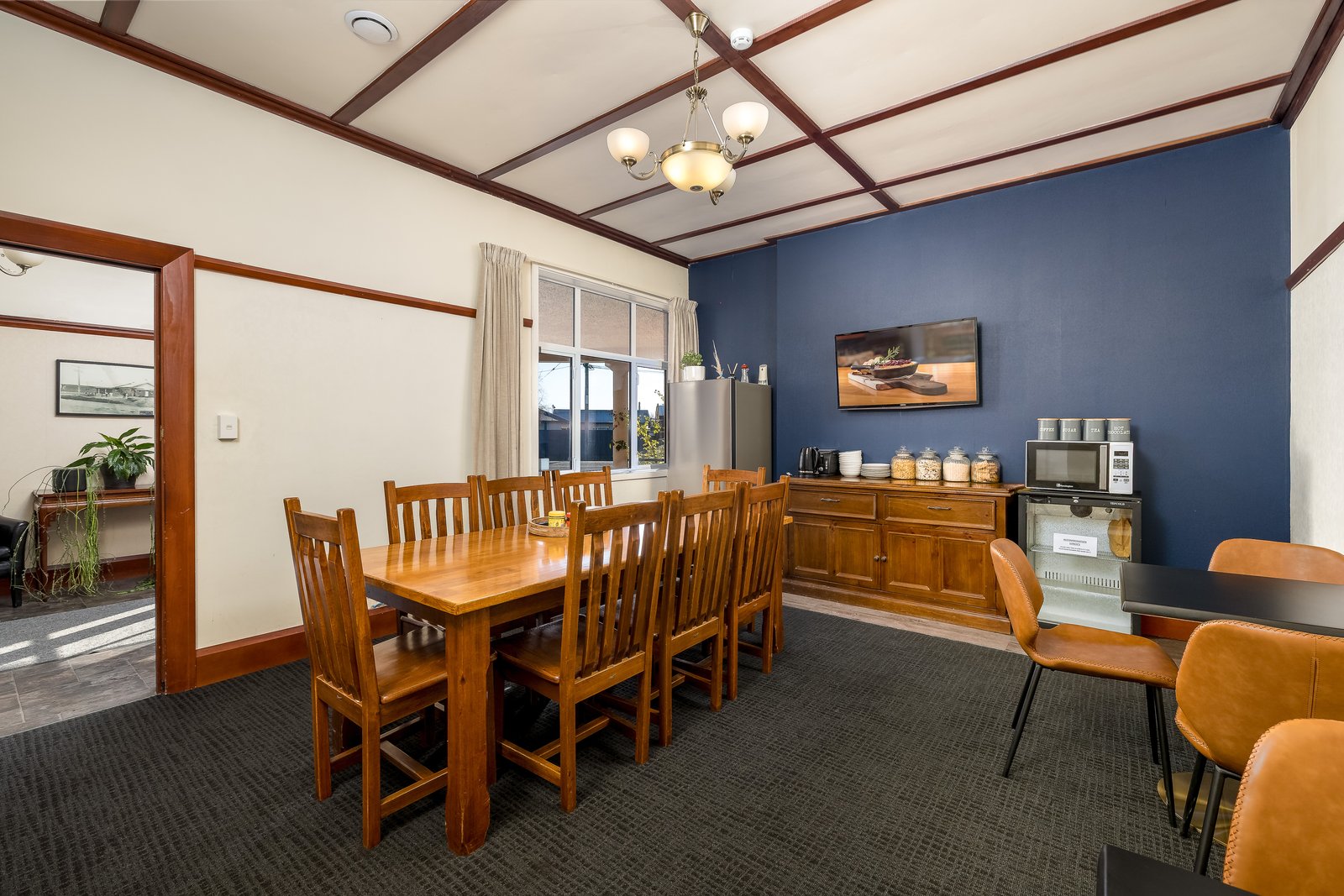 Guest dining room and kitchenette amenities